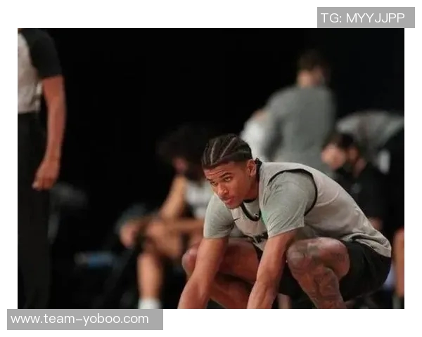 布克半场表现出色10投6中斩获15分并罚球全中助力球队稳定火力